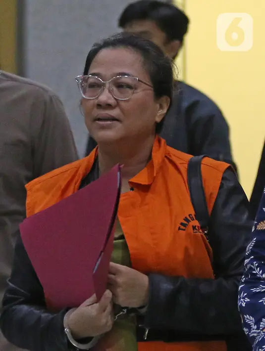 Asisten Komisioner KPU Wahyu Setiawan, Agustiani Tio Fridelia usai menjalani pemeriksaan di Gedung KPK, Jakarta, Jumat (10/1/2020). KPK menahan Agustiani yang sebelumnya ditetapkan sebagai tersangka kasus suap terkait PAW anggota DPR RI periode 2019-2024. (Liputan6.com/Herman Zakharia)