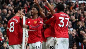 Gelandang Manchester United (MU), Bryan Mbeumo (nomor19), merayakan gol pembuka bersama rekan-rekannya dalam laga Liga Inggris kontra Manchester City di Old Trafford, Manchester, Sabtu (17/1/2026). (Darren Staples / AFP)
