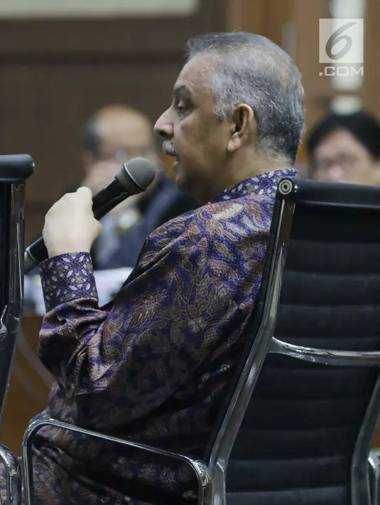 Terdakwa dugaan suap proyek PLTU Riau-1 yang juga mantan Dirut PLN, Sofyan Basir memberi keterangan saat menjalani sidang lanjutan di Pengadilan Tipikor, Jakarta, Senin (23/9/2019). Sidang mendengar keterangan terdakwa. (Liputan6.com/Helmi Fithriansyah)