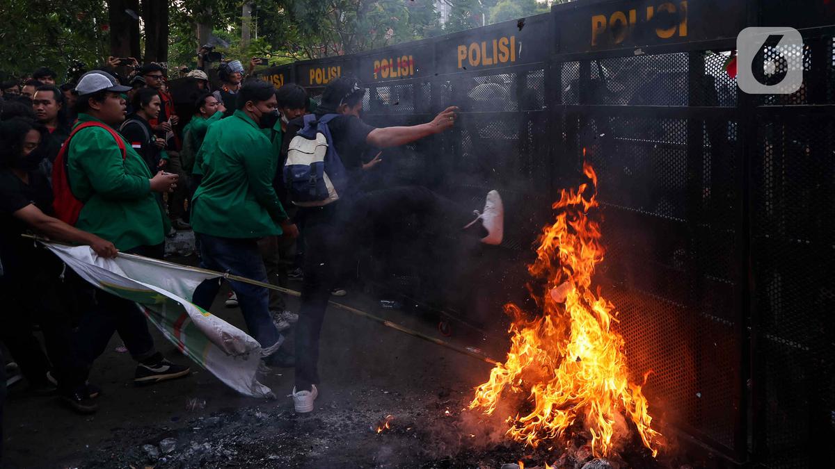 Massa Demo Tolak Revisi UU Pilkada Juga Jebol Gerbang Pancasila Gedung DPR RI Berita Viral Hari Ini Jumat 13 September 2024