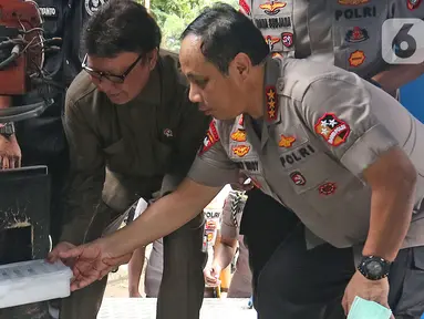 Wakapolri Komjen Pol Gatot Eddy Pramono dan Menpan RB Tjahjo Kumolo memasukan barang bukti sabu ke dalam mesin pembakaran saat pemusnahan narkoba di Mapolda Metro Jaya, Rabu (19/2/2020). Total nilai jual dari barang bukti tersebut ditaksir mencapai Rp 1,58 triliun. (Liputan6.com/Herman Zakharia)