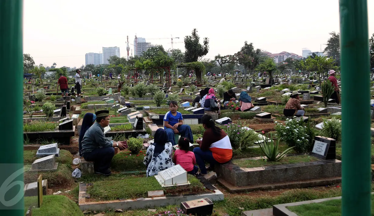 Warga berdoa di makam keluarganya di Tempat Pemakaman Umum (TPU) Karet Bivak, Jakarta, Minggu (14/6/2015). Menjelang bulan Ramadan umat muslim melakukan ziarah kubur untuk mendoakan keluarga dan kerabatnya yang telah wafat. (Liputan6.com/Helmi Afandi)