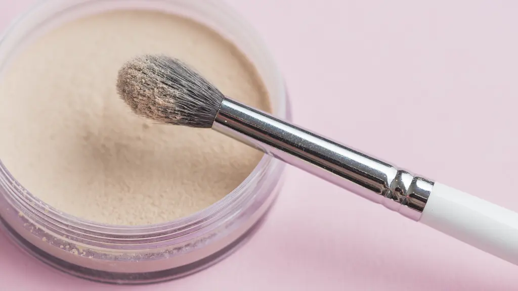 Brush yang digunakan oleh banyak perempuan untuk membantu dalam memakai makeup seringkali terlupakan untuk dibersihkan. [Dok/freepik.com]