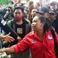 Wali Kota Surabaya Tri Rismaharini berbincang dengan seorang demonstran pada demo, Selasa, 10 November 2020 (Foto: Liputan6.com/Dian Kurniawan)
