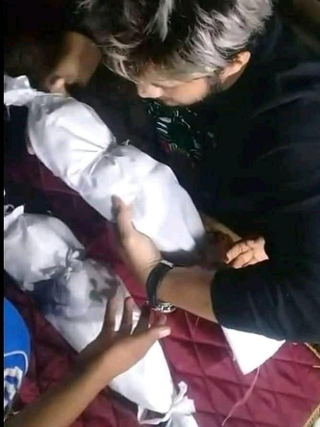 6 Momen Haru Ammar Zoni Saat Memakamkan Putri Kembarnya