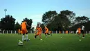 Pemain Persipura Lim Joon Sik (kedua kiri) berusaha merebut bola saat berlatih di Lapangan C Senayan, Jakarta, Selasa (5/5/2015). Latihan tersebut merupakan persiapan jelang AFC 2015 di Bengaluru, India, 12 Mei mendatang. (Liputan6.com/Helmi Fithriansyah)