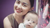 Joanna Alexandra dan anak ke empatnya, Ziona Eden Alexandra Panggabean. (Instagram/joannaalexandra)