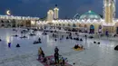 Buka puasa bersama ini digelar pada hari pertama bulan suci Ramadhan. (AP Photo/Hadi Mizban)
