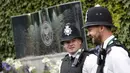Polisi berjaga dengan santai diluar lapangan pada ajang Tenis Wimbledon Championships 2016 di The All England Lawn Tennis Club, Wimbledon,  London, (27/6/2016). (AFP/Adrian Dennis)