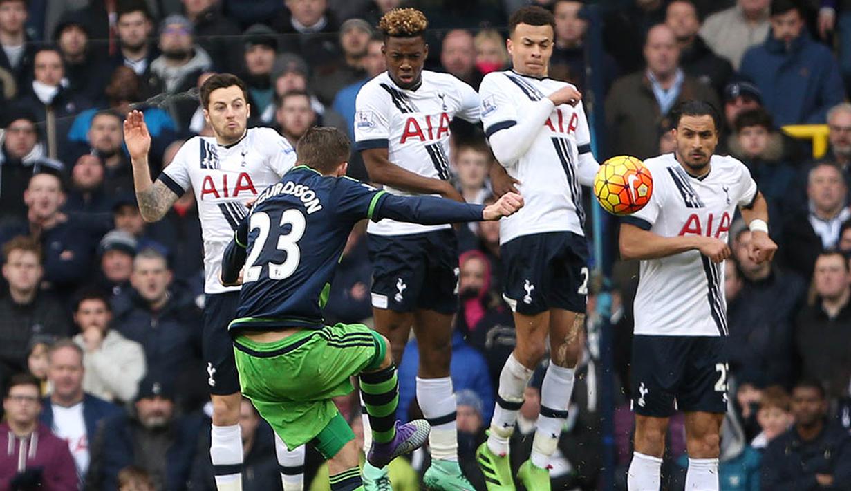 Gelandang Swansea, Gylfi Sigurdsson, melakukan tendangan bebas saat melawan Tottenham. Kekalahan ini membuat Sweansea harus turun ke peringkat 16 Liga Inggris. (Reuters/Russell Cheyne)