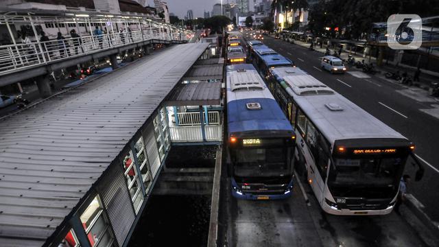 FOTO: Usai Libur Lebaran, Penumpang Bus Transjakarta Kembali Padat