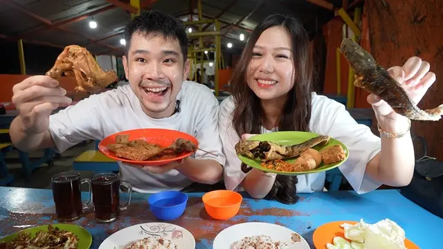 Potret Artis yang Dijuluki 'Sultan' Makan di Warung Kaki Lima Pecel Lele, Penuh Kesederhanaan