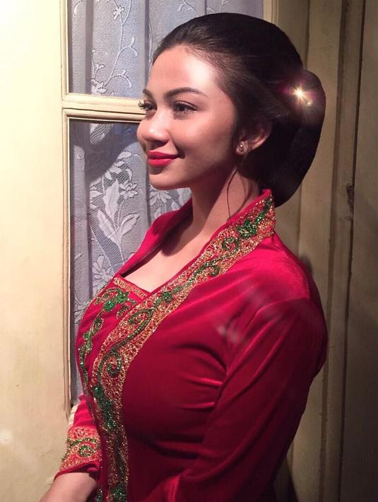 FOTO: Gaya Ariel Tatum Pakai Kebaya, Anggun dan Makin  