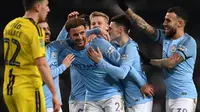 Pemain Manchester City, Kyle Walker dan Bernardo Silva merayakan gol ke gawang Burton Albion pada laga leg pertama semifinal Piala Liga Inggris di Stadion Etihad, Kamis (10/1). Manchester City menang telak atas Burton Albion 9-0. (Paul ELLIS/AFP)