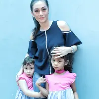Sebagai orangtua tunggal, Celine Evangelista tidak hanya fokus pada kedua putrinya, Eleeya Xaviera Sompie dan Jemima Guri Clementine Sompie. Tapi juga sambil bekerja. (Adrian Putra/Bintang.com)