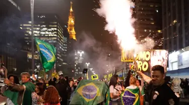 Demonstran merayakan keputusan Hakim Sergio Moro menjatuhkan hukuman ke mantan Presiden Brasil Luiz Inacio Lula da Silva, di Sao Paulo, Brasil, (12/7). Silva divonis bersalah atas tuduhan korupsi. (AP Photo/Andre Penner)