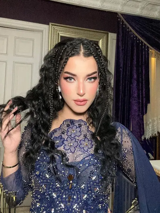 Tasya mengaplikasikan blush on coral dengan lipstik pink mattenya. Dan eyeshadwo shimmernya. Dengan gaya rambut hitam keriting dikepang bagian depan. [@tasyafarasya]