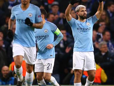 Selebrasi striker Manchester City Sergio Aguero (tengah) usai mencetak gol ke gawang Schalke dalam leg kedua babak 16 besar Liga Champions di Etihad Stadium, Manchester, Selasa (12/3). City membantai Schalke 7-0. (AP Photo/Dave Thompson)