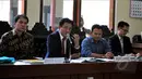 Yusril Ihza Mahendra (kedua kiri) kuasa hukum Partai Golkar kubu Aburizal Bakrie saat mengikuti sidang kasus sengketa Partai Golkar di PTUN Jakarta Timur, Senin (4/5/2015). (Liputan6.com/Yoppy Renato) 