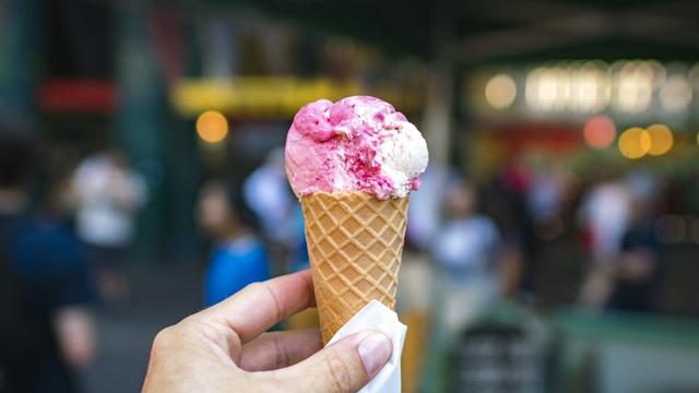 Ilustrasi makan es krim