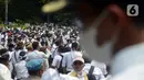 Massa Asosiasi Pemerintah Desa Seluruh Indonesia (Apdesi) melakukan unjuk rasa di kawasan Silang Monas, Jakarta, Kamis (16/12/2021). Apdesi menuntut Presiden Joko Widodo merevisi Perpres Nomor 104 Tahun 2021 tentang Rincian APBN 2022. (merdeka.com/Imam Buhori)
