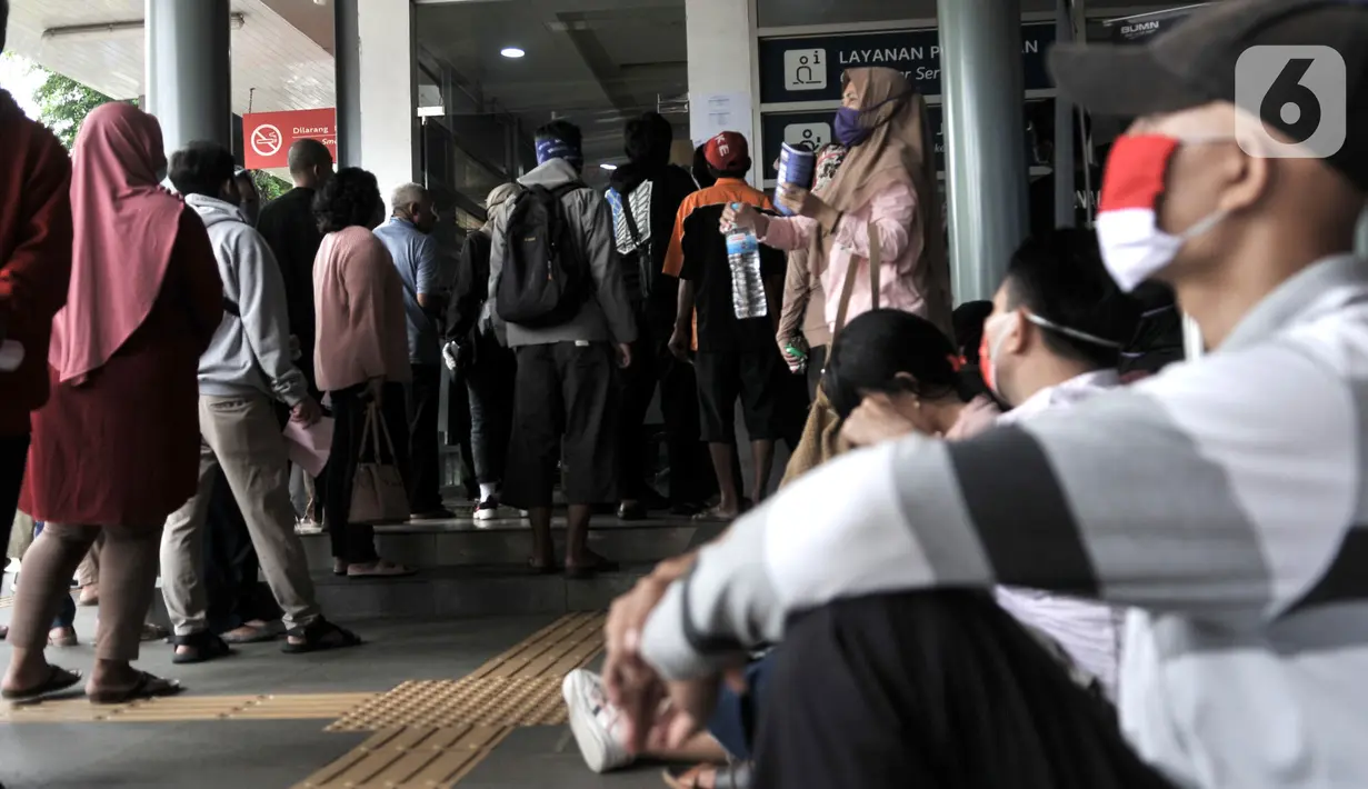Antrean calon penumpang mengurus pembatalan tiket perjalanan kereta api di Stasiun Pasar Senen, Minggu (29/3/2020). PT KAI Daop 1 Jakarta membatalkan sejumlah perjalanan keberangkatan kereta jarak jauh hingga 1 Mei 2020 sebagai pencegahan penyebaran virus Corona. (merdeka.com/Iqbal Nugroho)