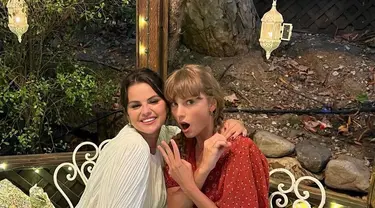 Bikin penggemar gemas, duo bestie Selena Gomez dan Taylor Swift rayakan ulang tahun bersama dengan outfit serasi. (Instagram/selenagomez).