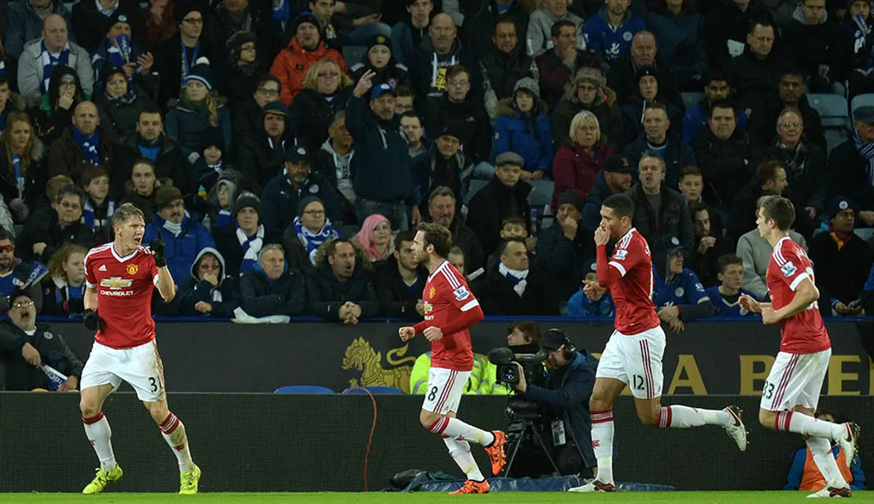 Manchester United yang bermain imbang 1-1 dengan Leicester kini turun satu peringkat ke posisi tiga. (AFP Photo/Oli Scarff)