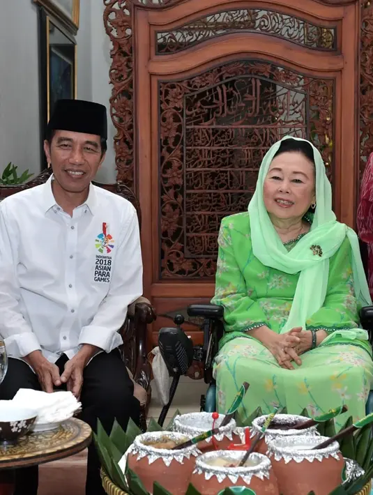 Presiden Joko Widodo bersilaturahmi ke keluarga Presiden keempat RI KH Abdurrahman Wahid alias Gus Dur di Ciganjur, Jakarta, Jumat (7/9). Jokowi meminta restu ke istri Gus Dur, Sinta Nuriyah untuk maju di Pilpres 2019. (Liputan6.com/HO/Biro Pers Setpres)