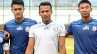 Andrias Francisco (tengah) disiapkan ke tim senior Arema. (Bola.com/Iwan Setiawan)