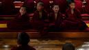 Biksu Buddha muda memberi isyarat saat mereka melakukan doa pagi. Jika seorang bhikkhu ingin meninggalkan vihara, dikenakan hukuman berat. (AFP/Arun Sankar)