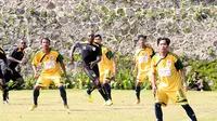 Emanuel Kenmogne makin menyatu dengan Persipura dibuktikan dengan gol di uji coba, Rabu (9/3/2016). (Bola.com/Iwan Setiawan)