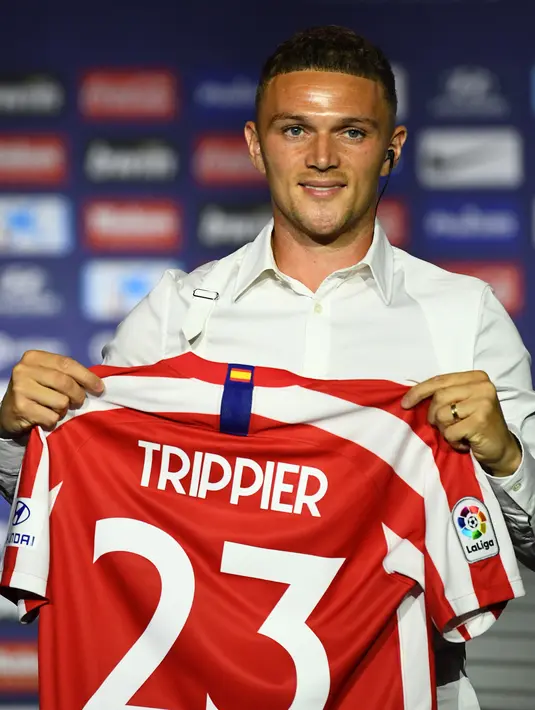 Bek Atletico Madrid, Kieran Trippier berpose dengan jersey klub barunya selama pengenal dirinya di Wanda Metropolitano di Madrid (18/7/2019). (AFP Photo/Gabriel Bouys)