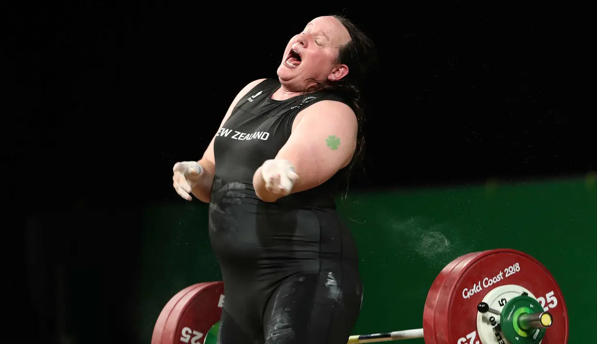 Laurel Hubbard saat gagal mengangkat besi dalam perebutan final angkat besi wanita + 90kg pada Commonwealth Games 2018 di Gold Coast, Australia, (9/4). Hubbard merupakan atlet angkat besi transgender asal Selandia Baru. (AP Photo/Mark Schiefelbein)
