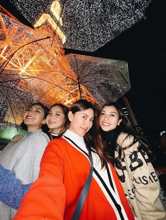 Syahnaz, Gigi, Nisya, dan Caca berpose selfie di bawah Tokyo Tower. Keempatnya kompak mengenakan winter outfit, berupa sweater ataupun turtleneck. Foto: Instagram.