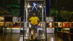Patung mendiang legenda sepak bola Brasil, Pele, dipajang di Museum Pele setelah pengumuman akuisisi merek Pele oleh NR Sports di Santos, Sao Paulo, Brasil, pada Selasa 25 November 2025. NR Sports resmi mengakuisisi merek Pele, nama legenda Brasil. (Miguel SCHINCARIOL/AFP)