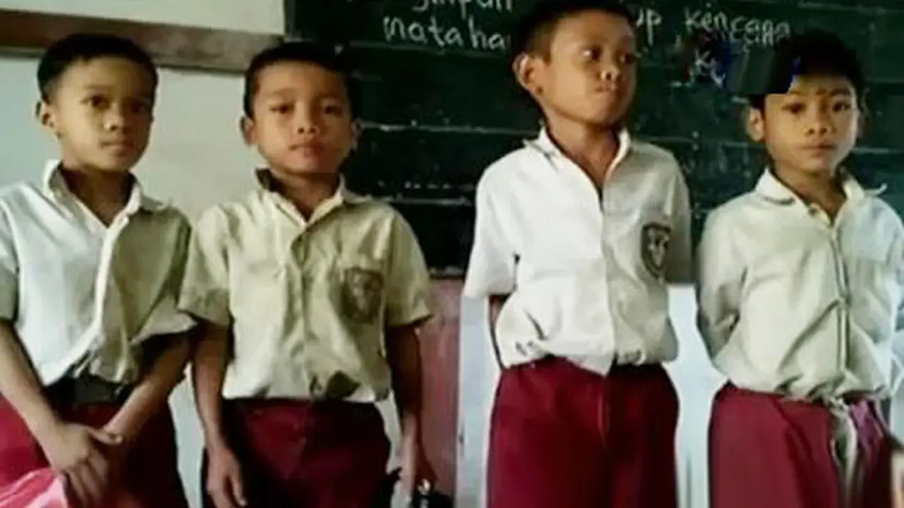 Jokowi Kirim Alat Sekolah untuk Siswa di Perbatasan Kalbar