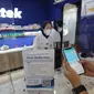 Peserta Garda Medika melakukan proses Cashless dengan menunjukan e-card Garda Mobile Medcare, di Kimia Farma Apotek, Jakarta. (Liputan6.com)