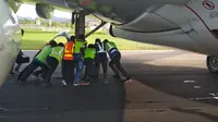 evakuasi pesawat Sriwijaya air di Bandara Halu Oleo Kendari usai tergelincir keluar landasan, Sabtu (20/7/2019).(Liputan6.com/Ahmad Akbar Fua)