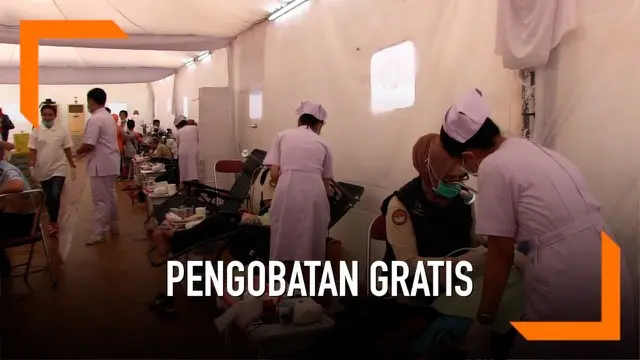 Ribuan warga mengikuti pengobatan gratis di kompleks Candi Borobudur dalam rangka menyambut hari raya Waisak.