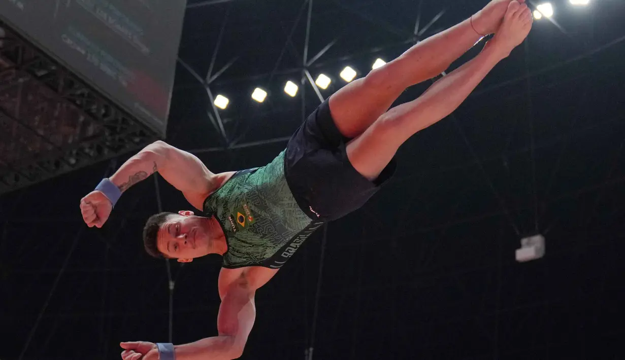 Kejuaraan Dunia Senam Artistik 2025 diikuti atlet senam ternama dunia. Tercatat ada empat peraih medali emas Olimpiade 2024 yang berlaga di Indonesia Arena yakni Daiki Hashimoto (Jepang), Carlos Yulo (Filipina), Zou Jingyuan (Tiongkok), dan Kayla Nemour (Aljazair). Tampak dalam foto, Diogo Soares dari Brasil berkompetisi di lompatan kuda saat Kejuaraan Dunia Senam Artistik ke-53 di Jakarta, Minggu 19 Oktober 2025. (AP Photo/Dita Alangkara)