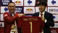 Pelatih baru Timnas Indonesia, Shin Tae-yong, bersama Muhammad Iriawan saat diperkenalkan kepada publik pada jumpa pers di Stadion Pakansari, Bogor, Sabtu (28/12). Dirinya dikontrak selama empat tahun oleh PSSI. (Bola.com/Vitalis Yogi Trisna)