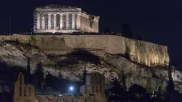 Acropolis dan Parthenon terlihat diterangi dengan sistem pencahayaan baru di Athena, Yunani (30/9/2020). Sistem pencahayaan baru di Acropolis dan Parthenon tersebut, yang menggunakan perlengkapan pencahayaan LED berdaya rendah, diluncurkan pada Rabu (30/9). (Xinhua/Marios Lolos)