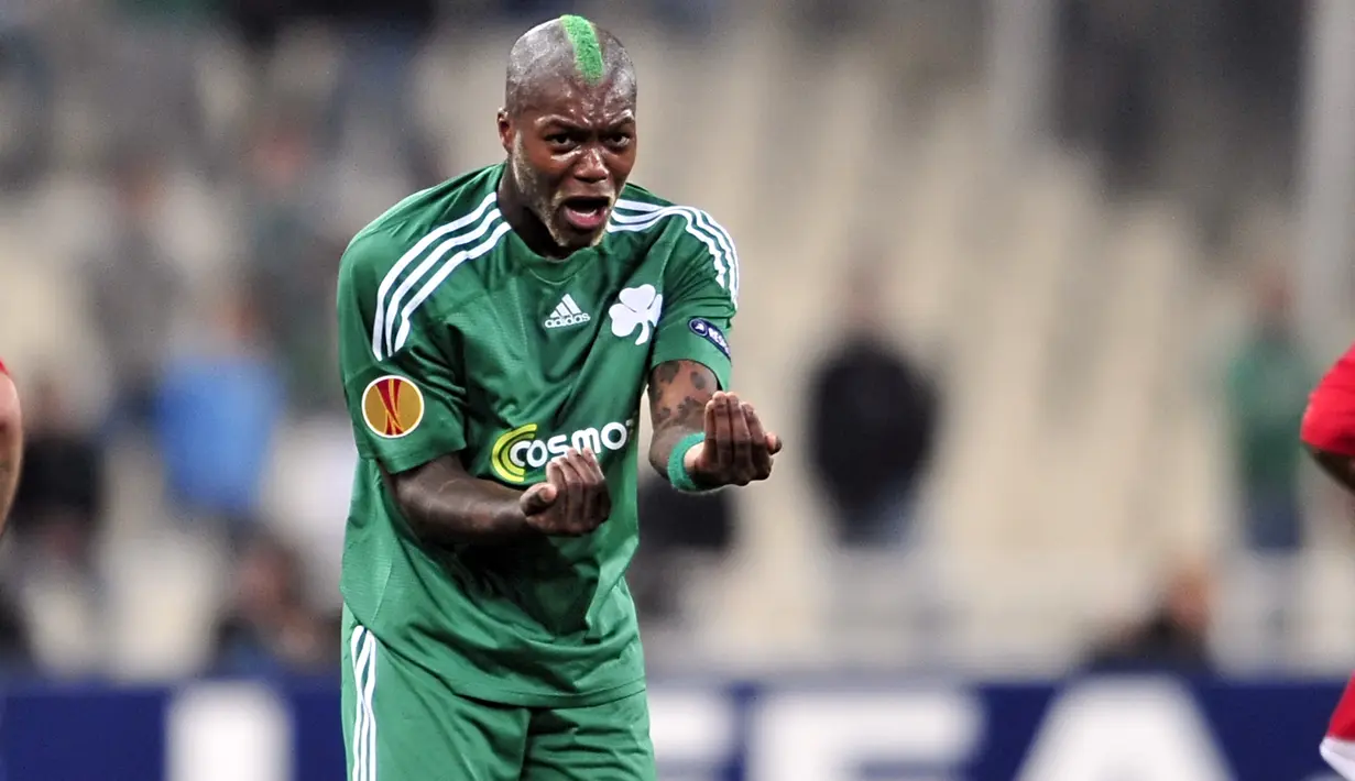 4. Djibril Cisse - Mantan pemain Liverpool ini punya selera nyeleneh soal model rambut. Ia berani  mengecat rambutnya dengan warna yang berani. (AFP/Aris Messinis)