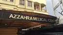Plang nama Klinik Azzahra Medical Center di Cawang, Jakarta Timur, Jumat (10/11). Klinik itu ditutup sejak peristiwa dokter Letty Sultri yang tewas ditembak sebanyak 6 kali oleh suaminya sendiri, dokter Helmi. (Liputan6.com/Immanuel Antonius)