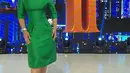 Membintangi acara hiburan di salah satu stasiun televisi, Inul tampil mengenakan dress warna hijau. (Instagram/Inul.d).