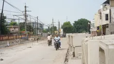 Pengendara motor melintasi proyek pembangunan jalan inspeksi di Jalan Kemuning, Pasar Minggu, Jakarta, Minggu (24/11/2019). Pemprov DKI membangun proyek jalan inspeksi sepanjang 1,2 km dengan lebar 15 meter yang menghubungkan Jalan Rawajati Timur hingga Poltangan. (Liputan6.com/Immanuel Antonius)