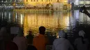 Penganut Sikh India menyaksikan kembang api saat peringatan ulang tahun ke 397 Guru Sikh Kesembilan di Kuil Emas di Amritsar, India (5/4). (AFP/Narinder Nanu)