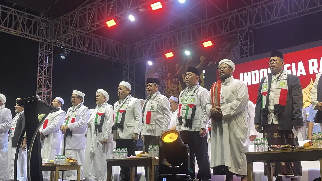 Pemimpin Front Pembela Islam (FPI), Habib Rizieq Shihab dan Gubernur DKI Jakarta Pramono Anung hadir dalam reuni 212 yang dihelat di Monumen Nasional (Monas), Jakarta Pusat, Selasa (2/12/2025) malam (Liputan6.com/Winda Nelfira)