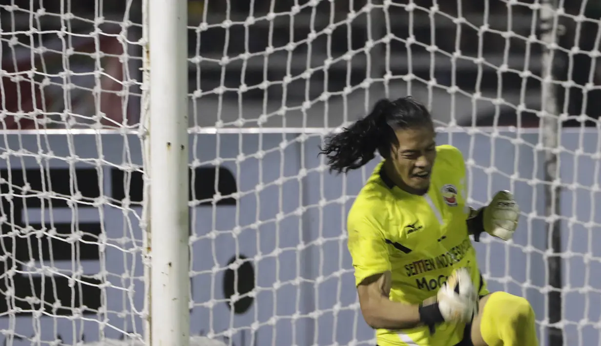 Kiper Semen Padang, Jandia, merayakan kemenangan atas PBFC melalui adu penalti pada laga semifinal Piala Jenderal Sudirman di Stadion Stadion Haji Agus Salim, Padang, Sabtu (16/1/2016). (Bola.com/Reza Bachtiar)